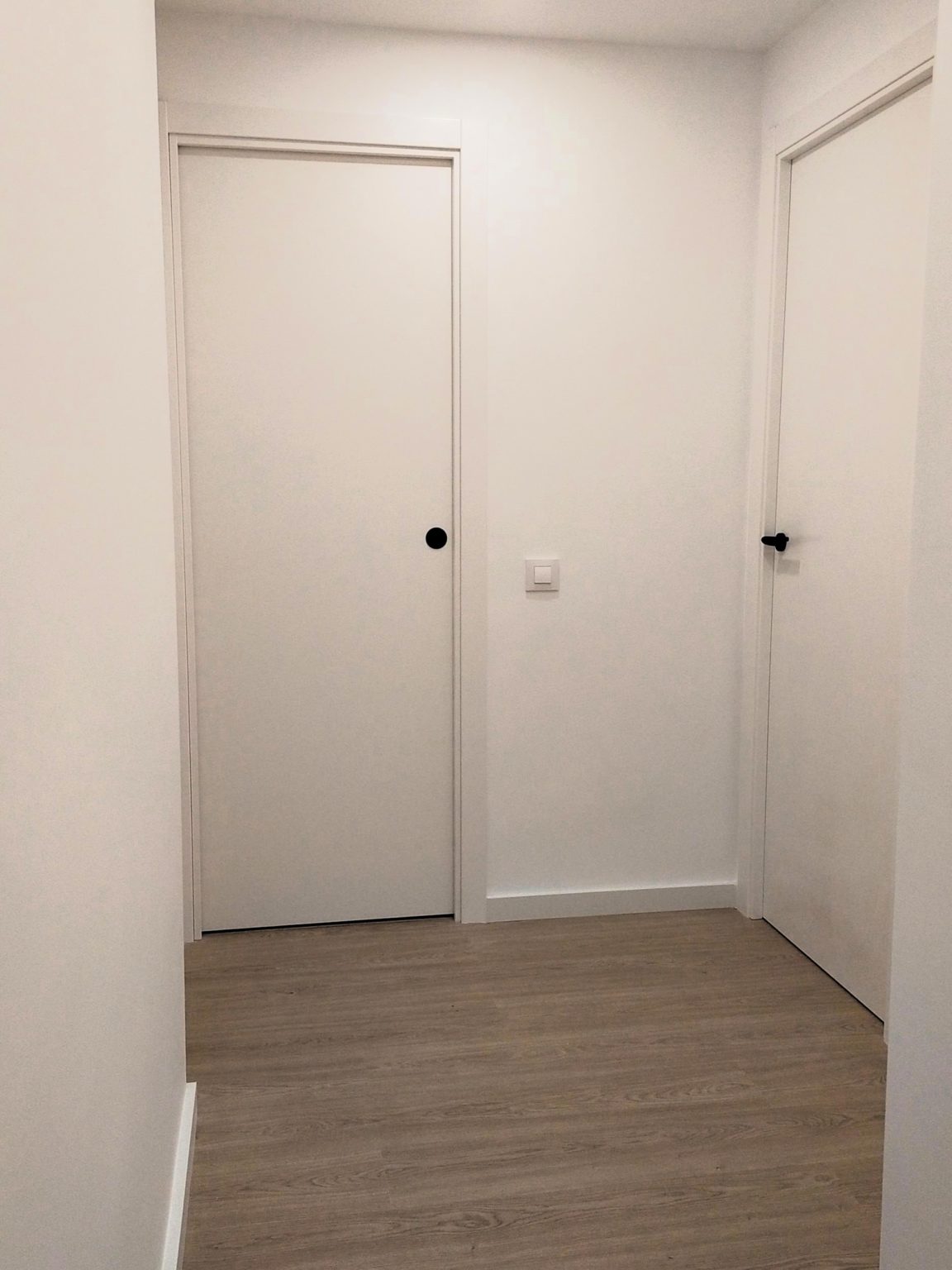 Puertas de paso blancas en Castellón con montaje profesional y acabado limpio