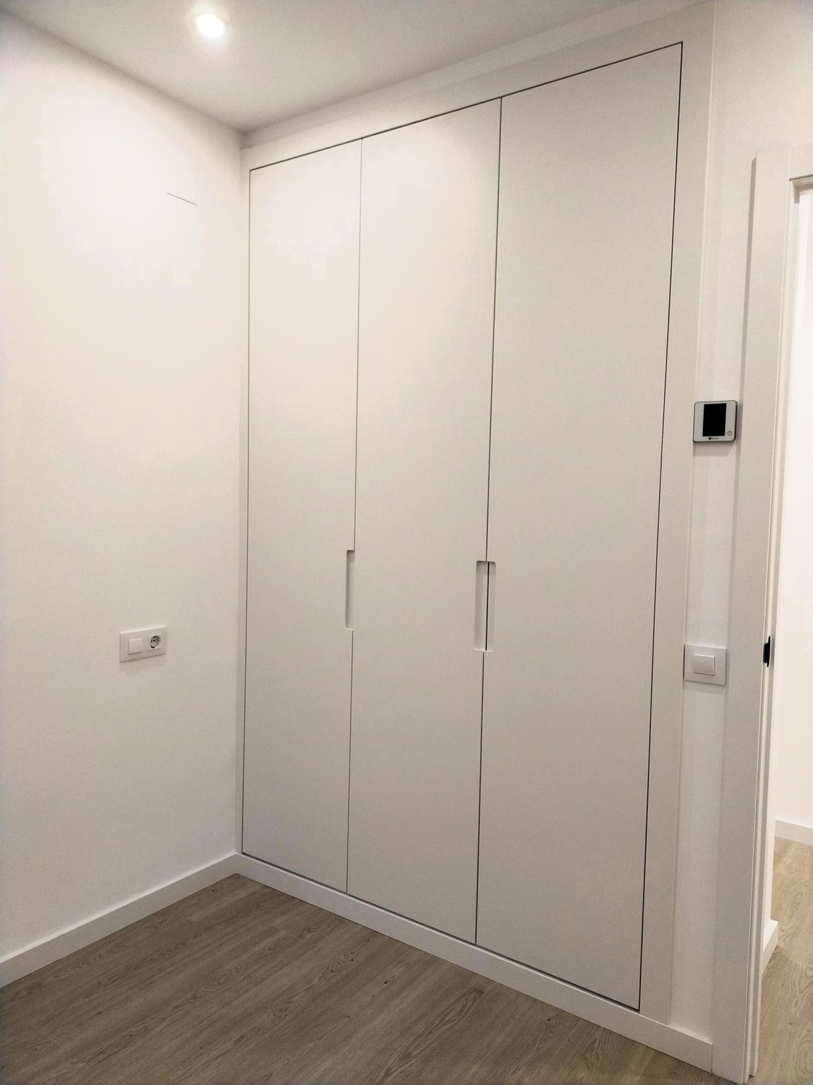 Armario empotrado blanco a medida en Castellón con puertas abatibles y montaje profesional