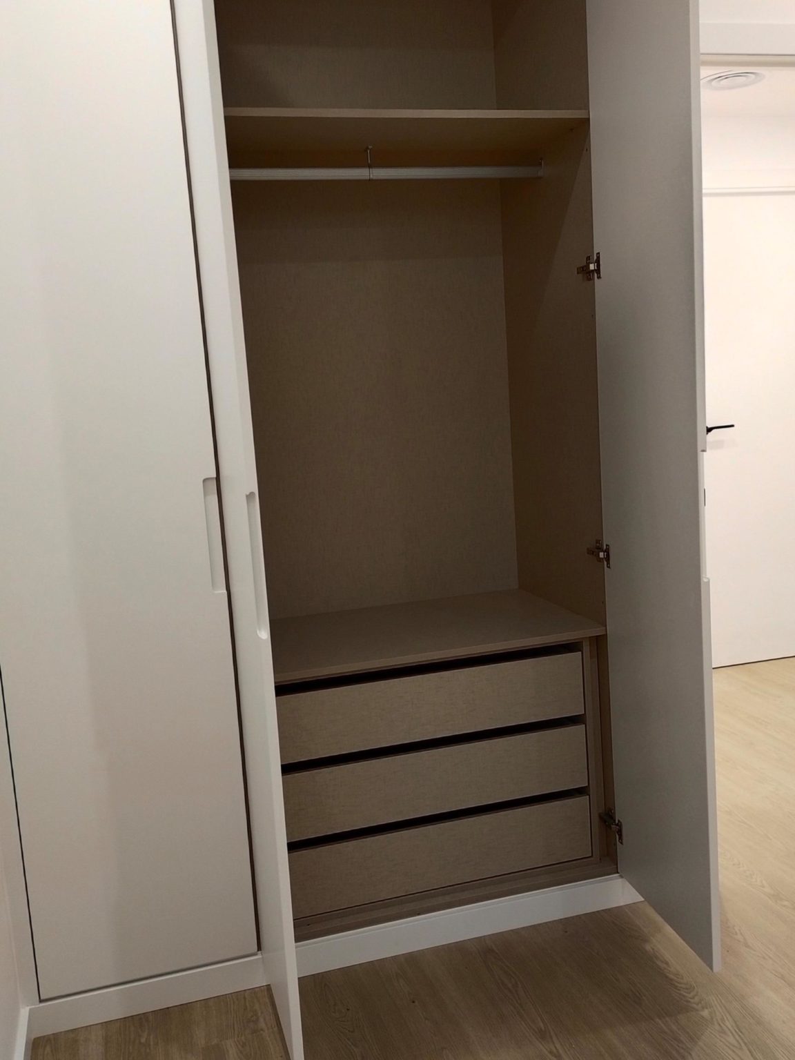 Interior de armario a medida en Castellón con cajoneras y zona de almacenaje personalizada