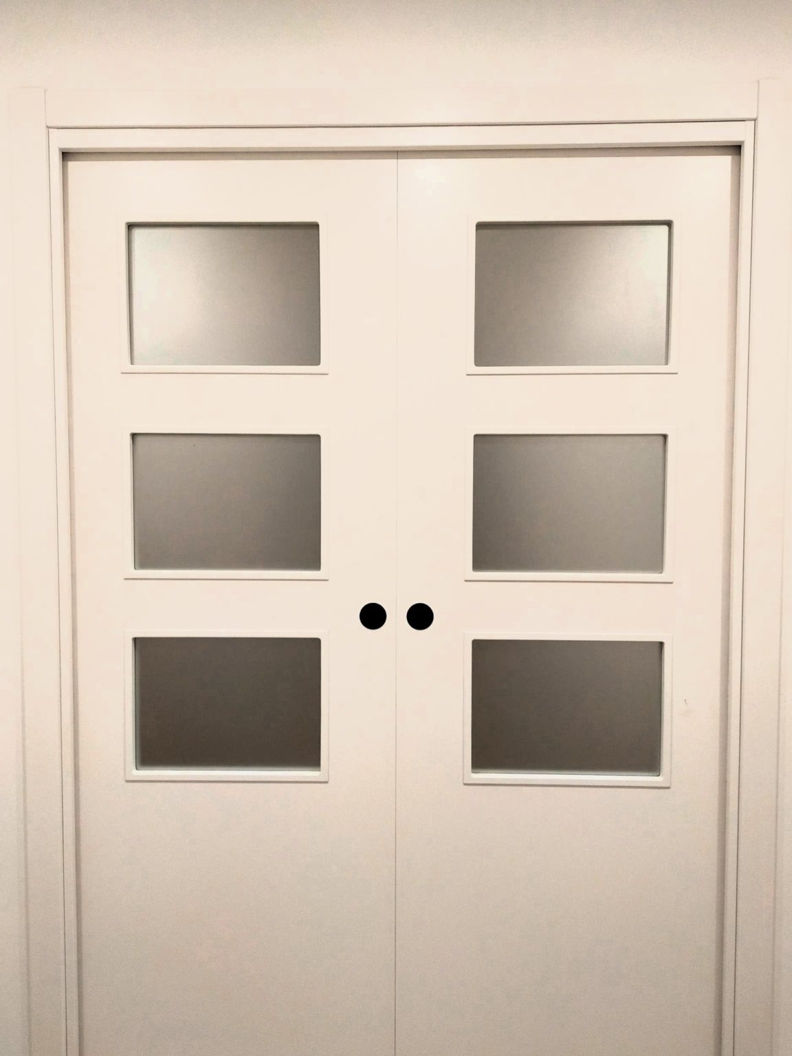 Puertas dobles blancas con cristal en Castellón instaladas por Carpintería Pablo Celades