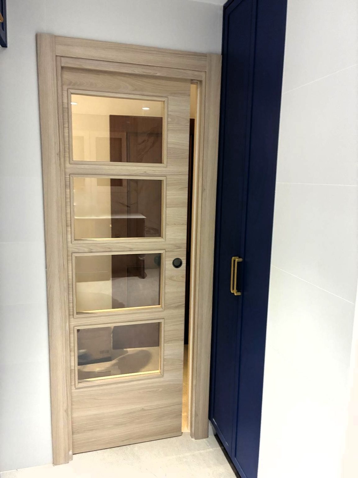 Puerta interior de madera instalada en Castellón por Carpintería Pablo Celades