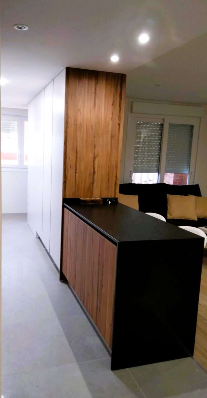 Mueble a medida en Castellón con acabado en madera y encimera negra realizado por Carpintería Pablo Celades
