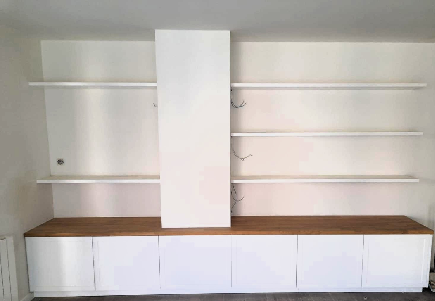 Mueble de salón a medida en Castellón con estanterías y almacenaje personalizado