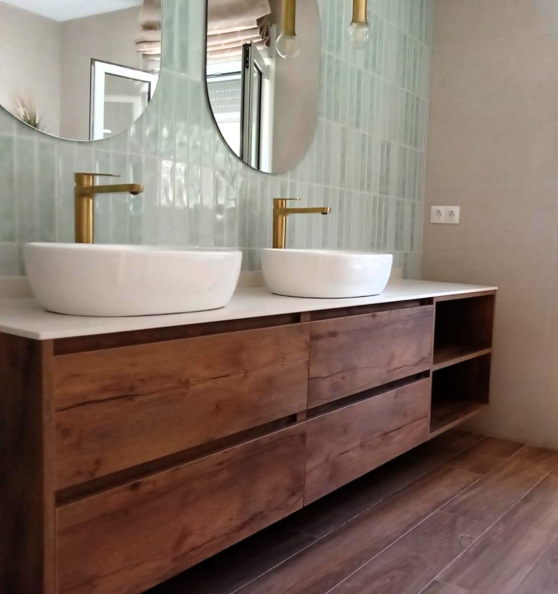 Mueble de baño a medida en Castellón con doble lavabo y acabado en madera de Carpintería Pablo Celades