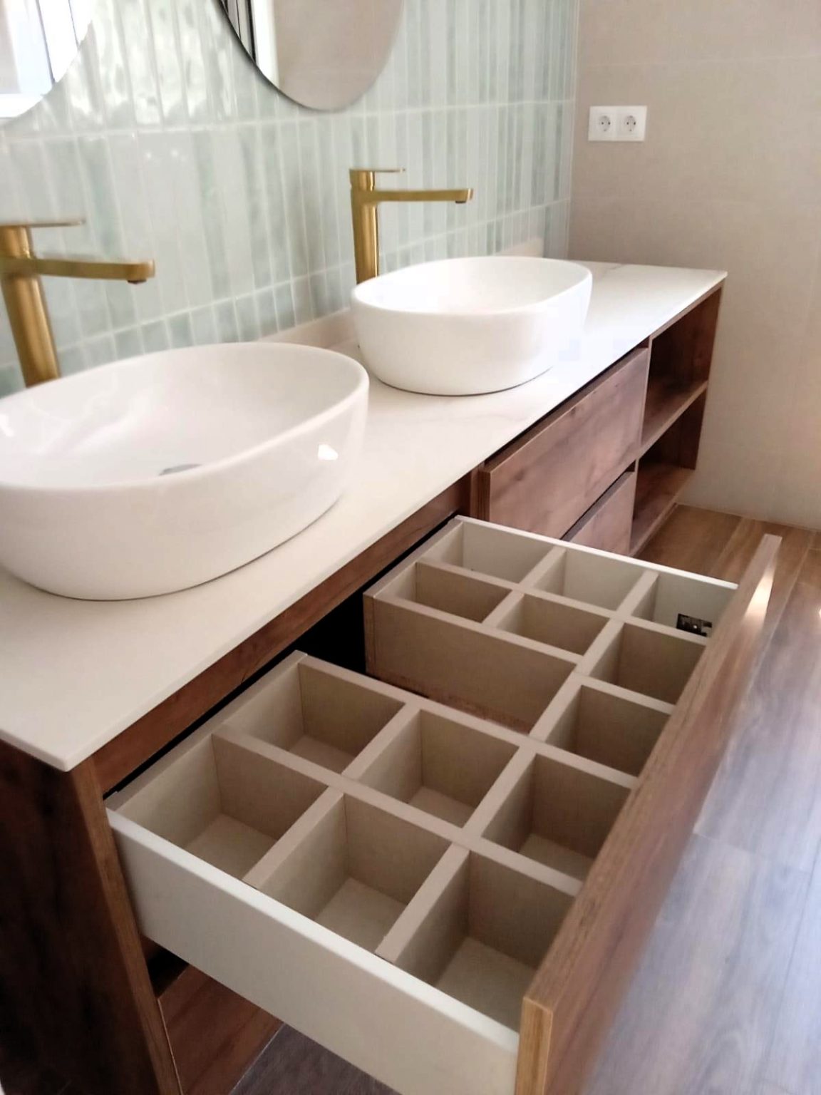 Cajón interior personalizado en mueble de baño a medida en Castellón