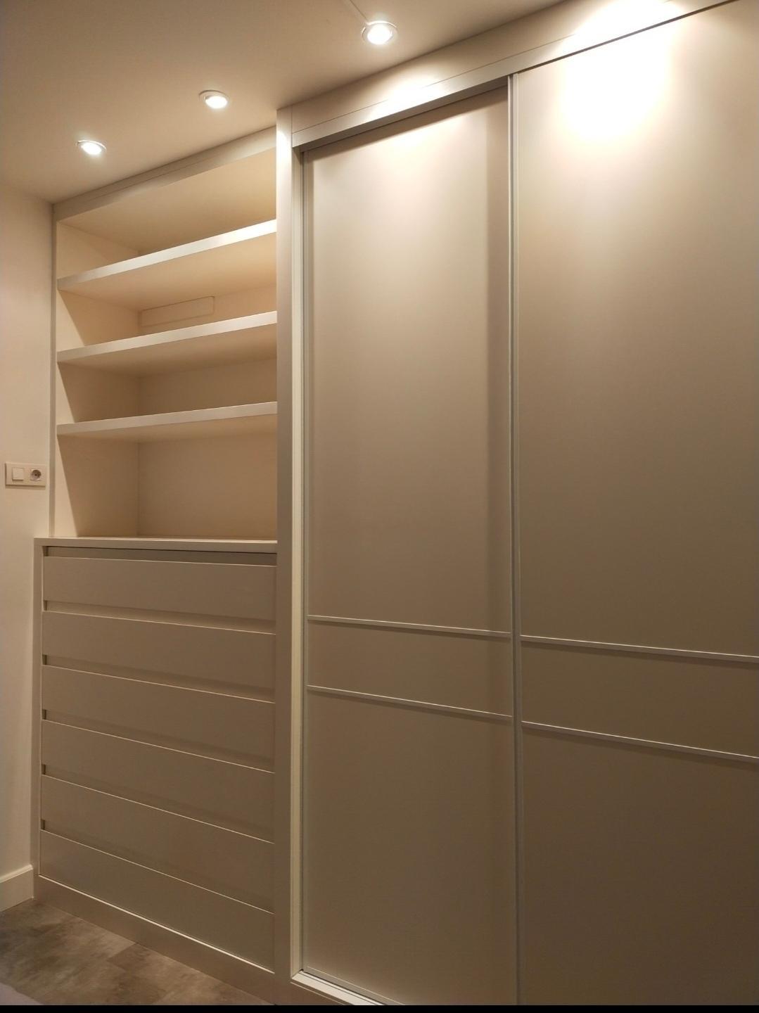 Armario empotrado a medida en Castellón con puertas correderas y distribución interior personalizada