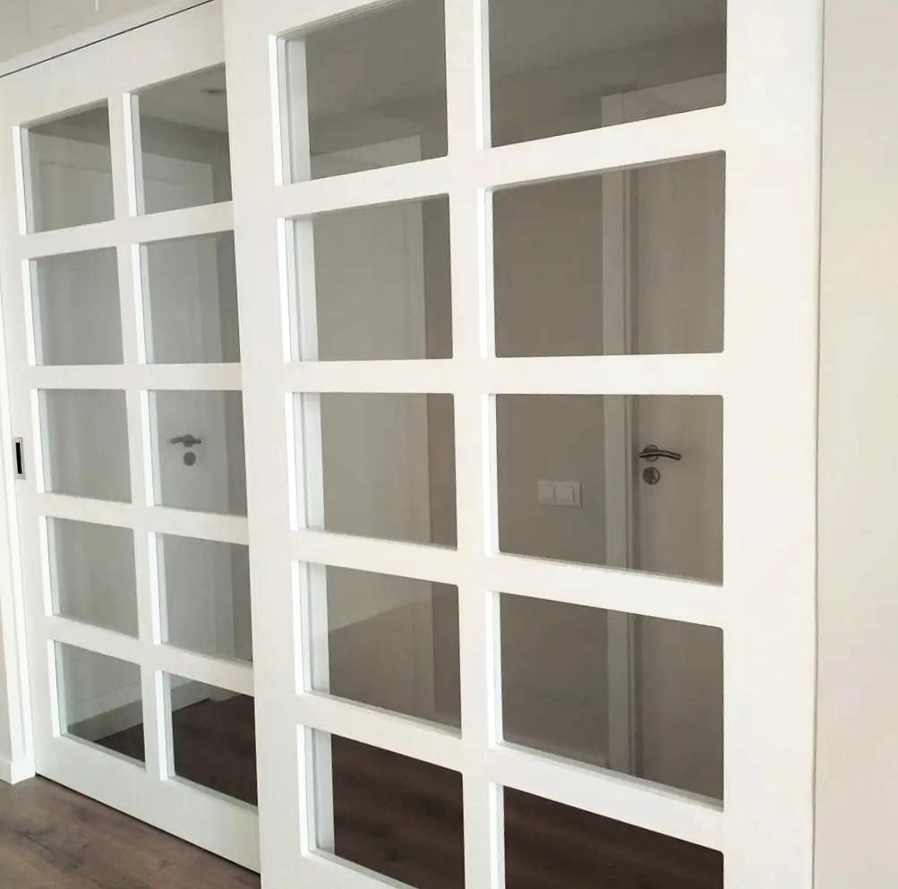Puertas correderas blancas con cristal instaladas en vivienda de Castellón