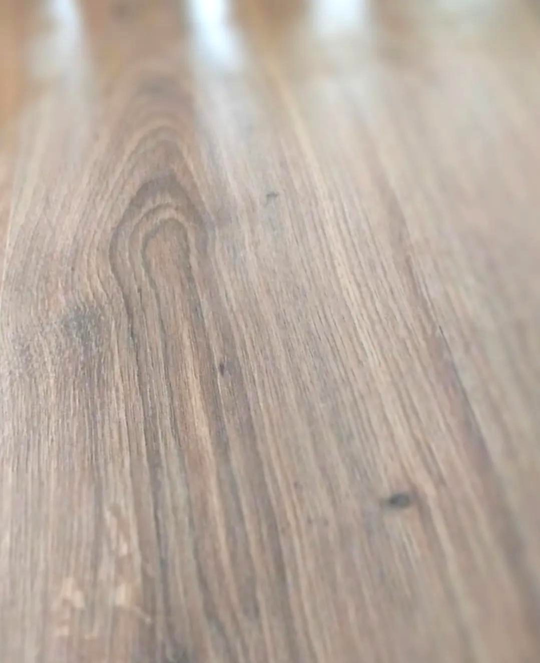 Tarima flotante instalada en vivienda de Castellón con acabado de madera natural