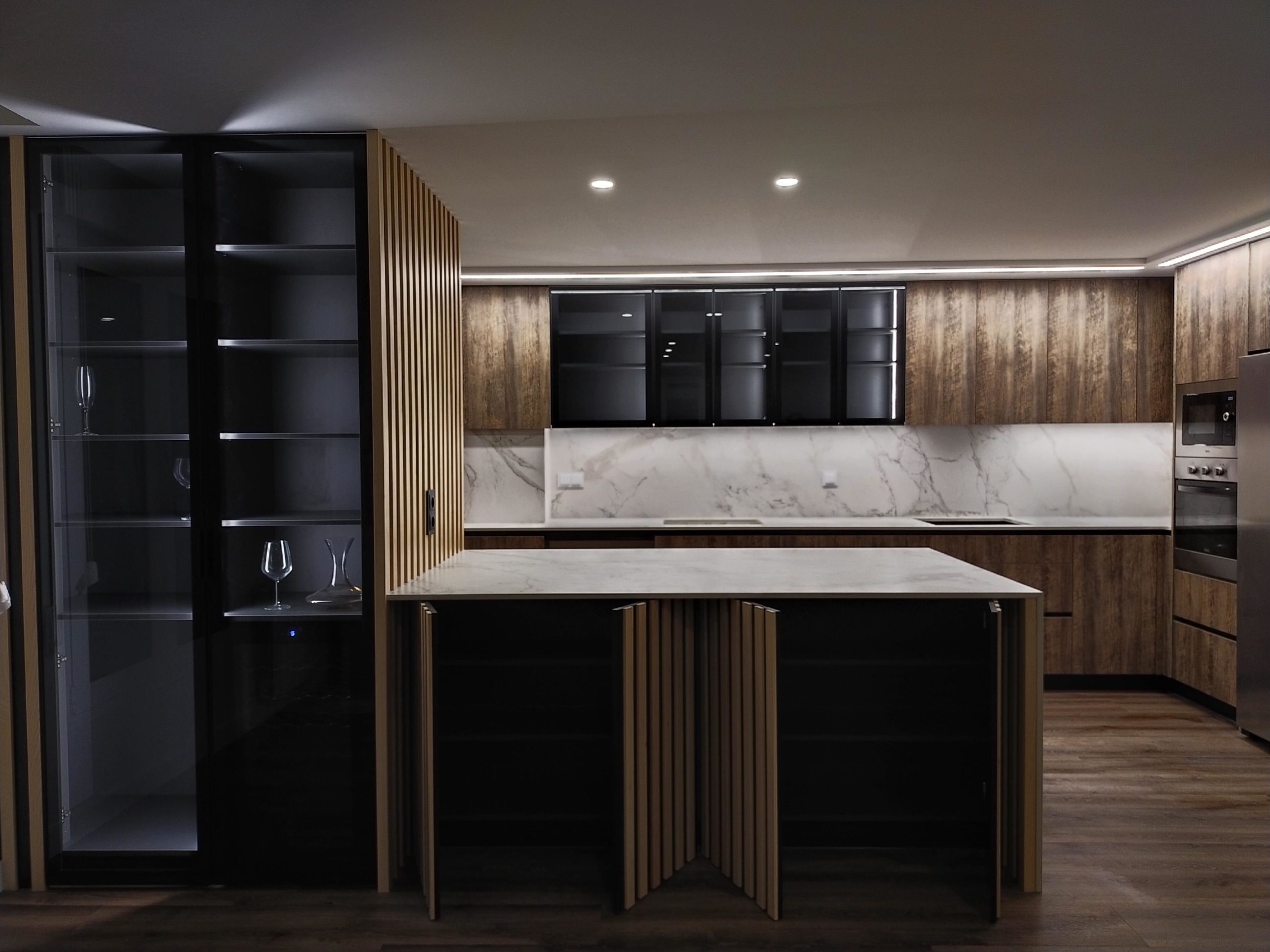 Cocina a medida en madera y negro con montaje profesional en Castellón por Carpintería Pablo Celades